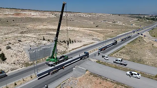 Karaman'da yeni çevre yolundaki köprülü kavşağın 60 tonluk köprü kirişleri vinçle yerleştirildi