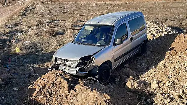 Karaman'da yoldan çıkan hafif ticari aracın sürücüsü yaralandı