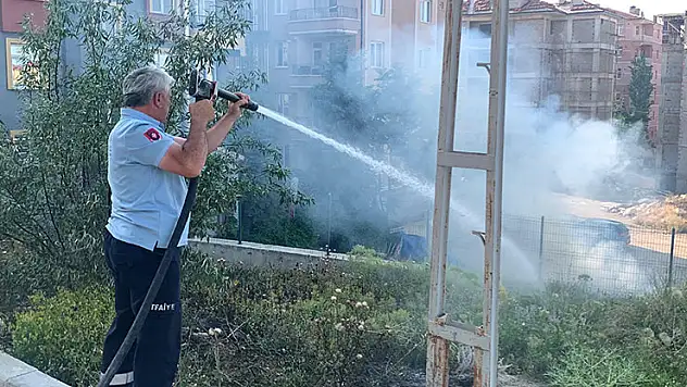 Karaman'daki ot yangını evlere sıçramadan söndürüldü