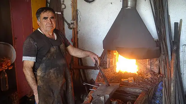 Karamanlı demirci 52 yıldır körüğün başında demiri işliyor
