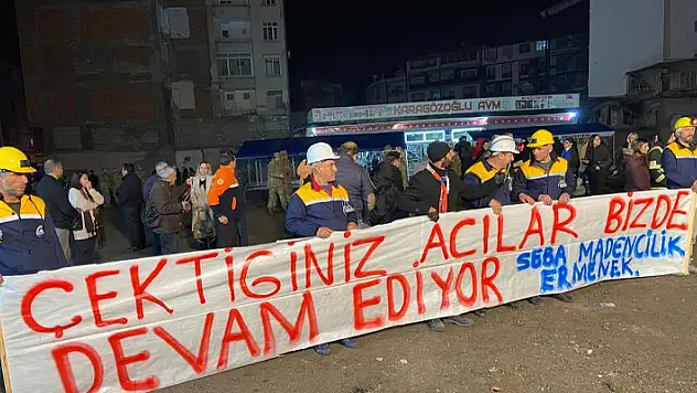 Karamanlı madenciler depremin yıl dönümünde deprem bölgesinde
