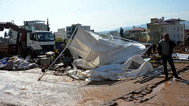 Karamanmaraş Pazarcık'ta hortum depremzede çadırları uçtu: 8' i ağır, 40 yaralı
