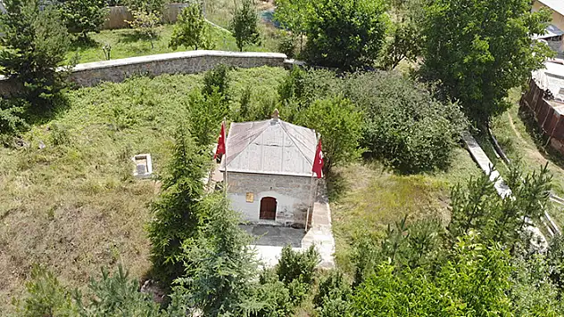 Karamanoğlu Beyliği'nin son hükümdarının türbesi ilginç özellikleriyle dikkat çekiyor
