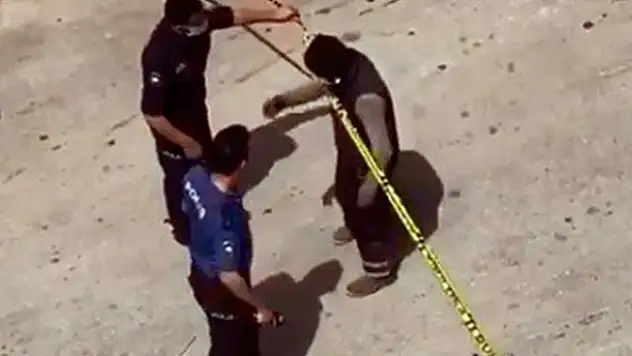 Karantina bölgesinden çıkmak isteyen adamın sosyal mesafe ihlaline polisten güvenlik şeritli çözüm