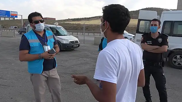 Karantina kaçağı, minibüste battaniyeye saklanırken yakalandı: 'Cezayı öderim ama yurtta kalamam'
