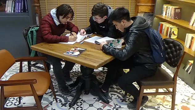 Karapınar'a modern tasarımlı Kitap Kafe açıldı

