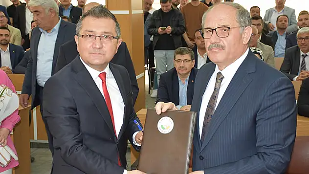 Karapınar Belediye Başkanı Önal mazbatasını aldı, görevine başladı
