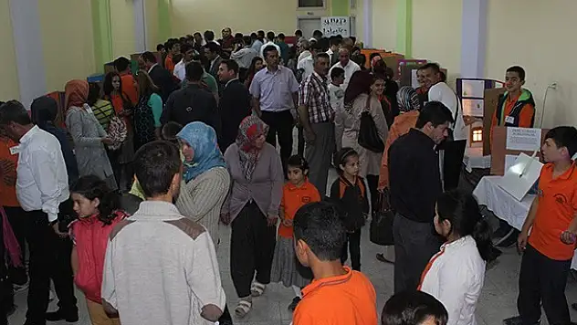 Karapınar'da '4006 TÜBİTAK Bilim Fuarı' açıldı