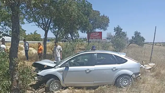 Karapınar'da ağaca çarpan otomobildeki 5 kişi yaralandı
