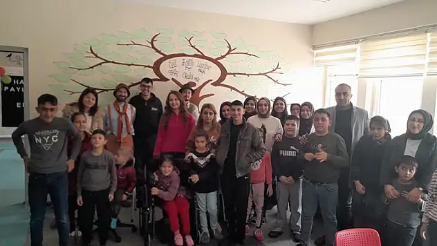 Karapınar'da 'Çat Kapı Sınıf Tiyatrosu' öğrencilerle buluştu
