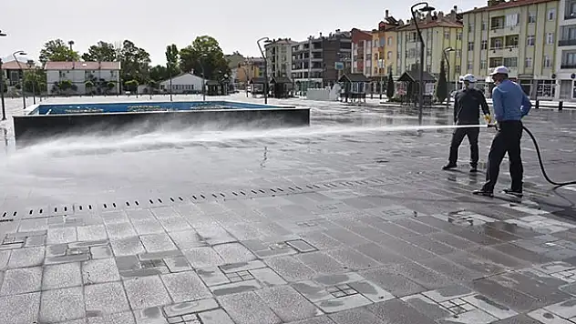 Karapınar'da Cumhuriyet Meydanı dezenfekte edildi