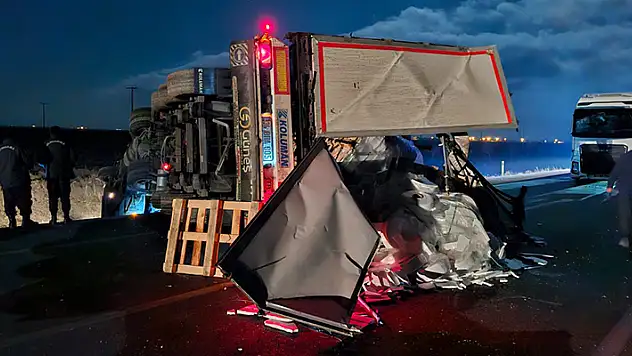 Karapınar'da devrilen tıra otomobil çarptı, 1 kişi yaralandı
