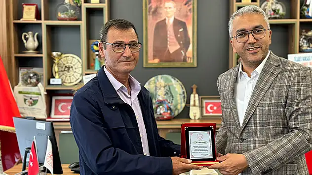 Karapınar'da emekli öğretmenler plaketle ödüllendirildi
