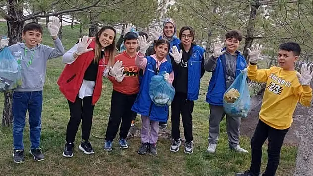 Karapınar'da gençlik merkezi gönüllüleri çevre temizliği yaptı
