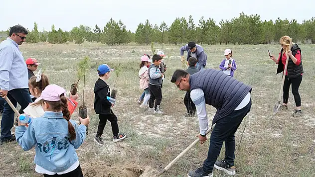 Karapınar'da ilkokul öğrencileri fidan dikti

