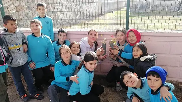 Karapınar'da öğrenciler fidanları toprakla buluşturdu
