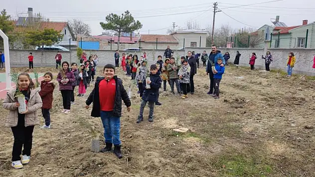 Karapınar'da öğrenciler fidanları toprakla buluşturdu
