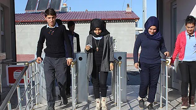 Karapınar'da öğrenciler için turnike sistemi