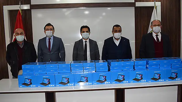 Karapınar'da öğrencilere tablet dağıtıldı