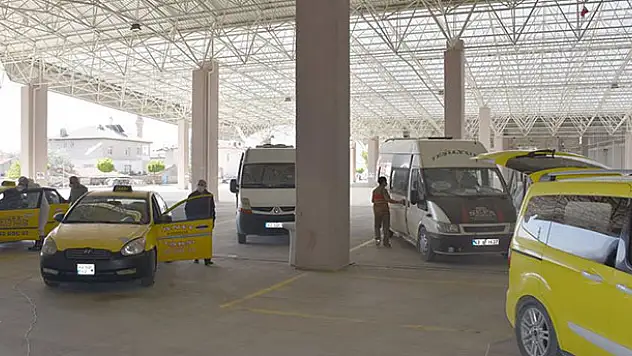 Karapınar'da ticari taksi ve minibüsler dezenfekte edildi