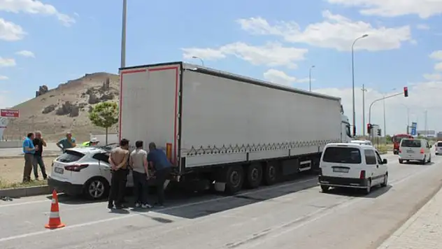 Karapınar'da tıra çarpan otomobildeki 2 kişi yaralandı
