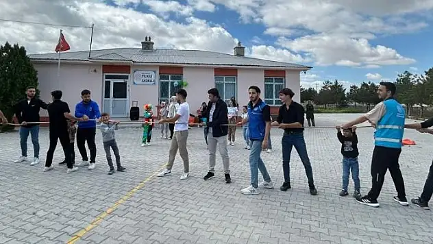 Karapınar'da üniversite öğrencileri ilkokul öğrencileri ile buluştu
