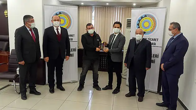 Karapınar'da vergi rekortmenlerine plaket verildi