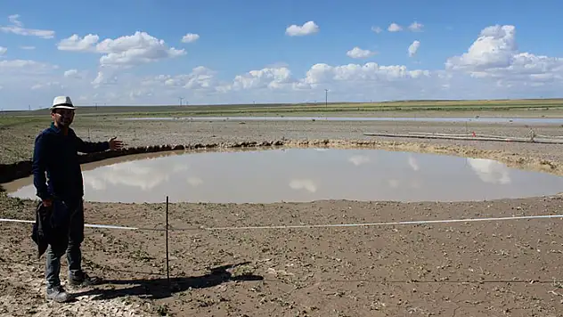 Karapınar'da yağmur suları 25 metre derinlikteki obruğu doldurdu
