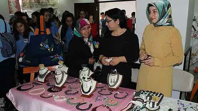 Karapınar'da yıl sona sergisi açıldı