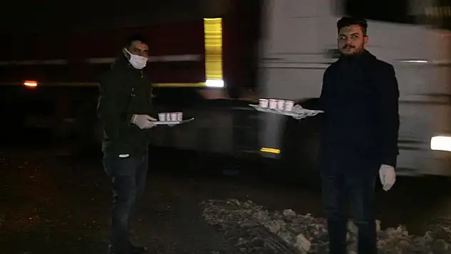Karapınar'da yolda kalan sürücülere 'ballı süt' ikram edildi

