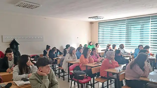 Karapınar HEM'de üniversiteye hazırlık kursları yoğun ilgi görüyor
