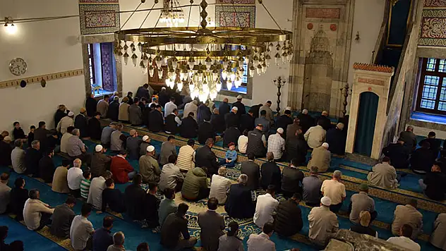 Karapınar'da bayram namazında vatandaşlar camilere akın etti
