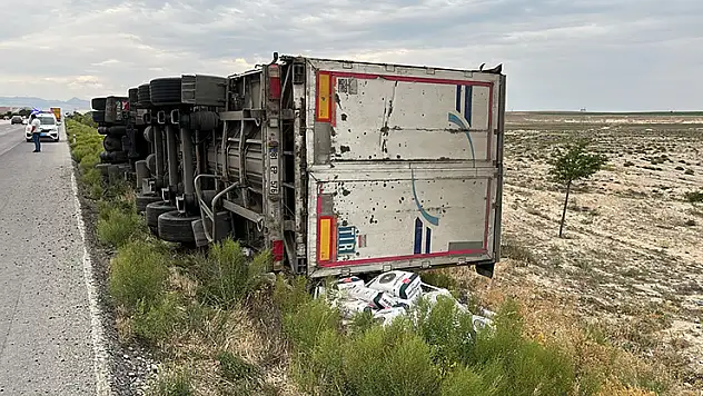 Karapınar'da kontrolden çıkan tır şarampole devrildi