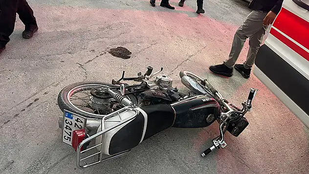 Karapınar'da motosiklet otomobille çarpıştı: 2 yaralı