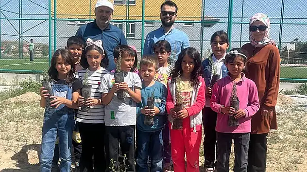 Karapınar'da öğrenciler 110 fidanı toprakla buluşturdu