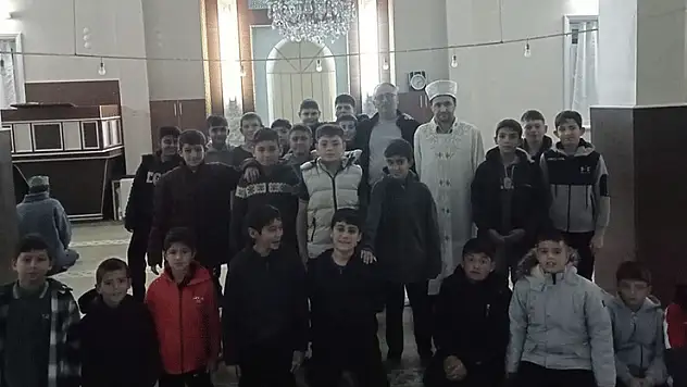 Karapınar'da öğrenciler sabah namazında buluştu
