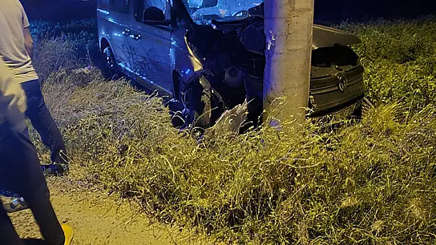 Karapınar'da otomobil beton direğe çarptı: 5 yaralı