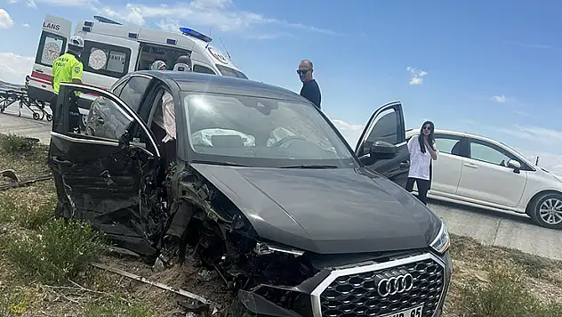 Karapınar'da otomobil kamyona çarptı: 2 yaralı
