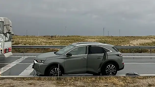 Karapınar'da otomobil refüje çarptı: 1 yaralı