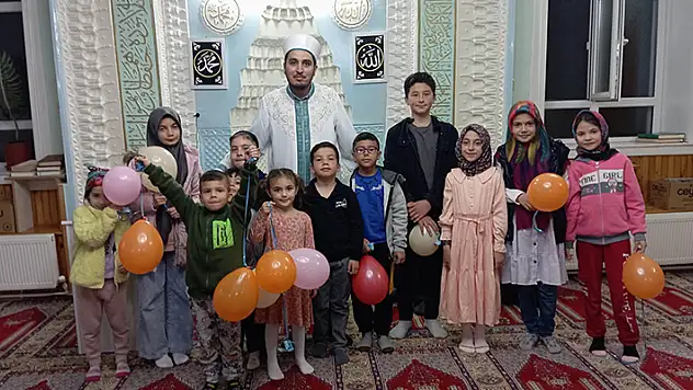 Karapınar'da teravih namazına gelen çocuklar ödüllendirildi
