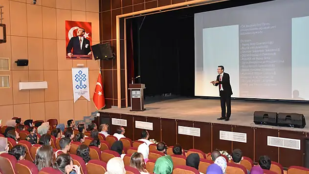 Karapınar'da 'Tercih Geleceğinizi Aydınlatır' konferansı düzenlendi

