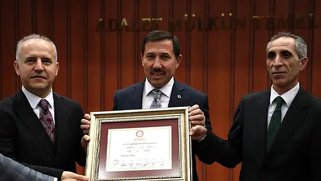 Karatay Belediye Başkanı Hasan Kılca, mazbatasını aldı 
