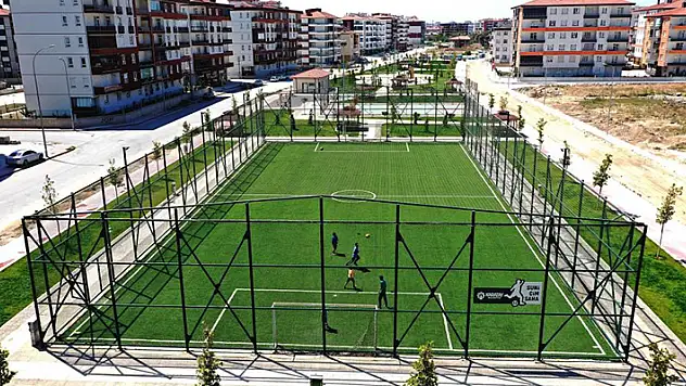 Karatay Belediyesi 8 okulun halı sahasını tamamladı
