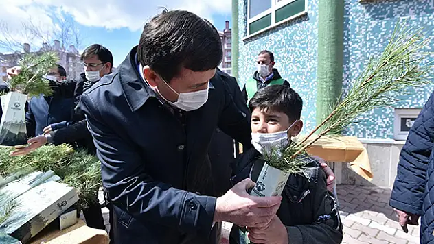 Karatay Belediyesi cuma namazı sonrasında vatandaşlara 20 bin fidan dağıttı