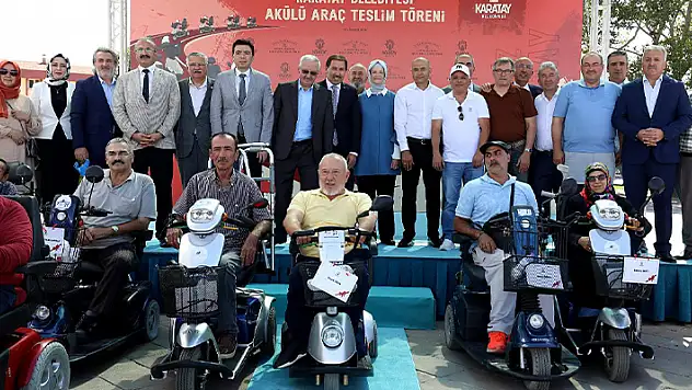 Karatay Belediyesi, engelli vatandaşlara akülü araba hediye etti 