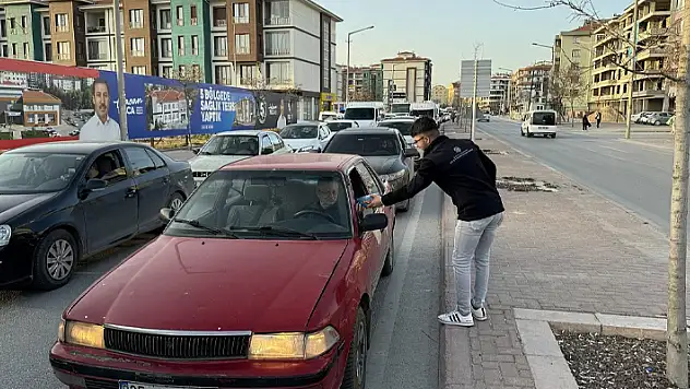 Karatay Belediyesi iftara yetişemeyen vatandaşların yardımına koşuyor