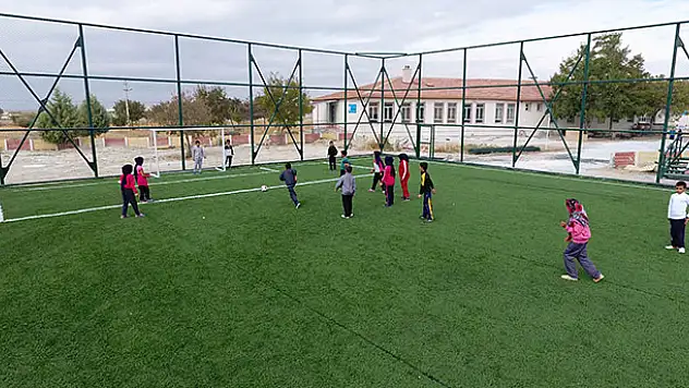 Karatay Belediyesi ilçeye 10 suni çim saha kazandırıyor
