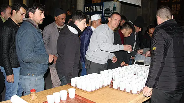 Karatay Belediyesi Mevlid Kandili'nde salep ikramı gerçekleştirildi