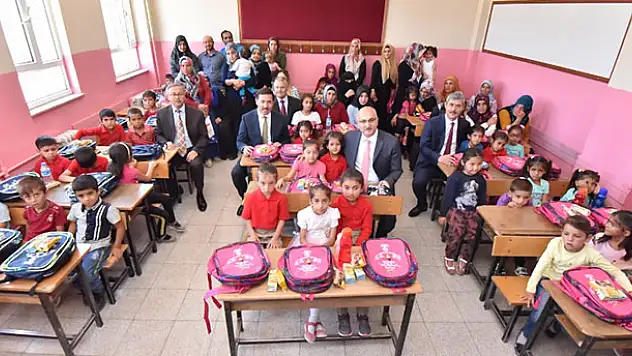 Karatay Belediyesi'nden öğrencilere çanta ve kırtasiye desteği
