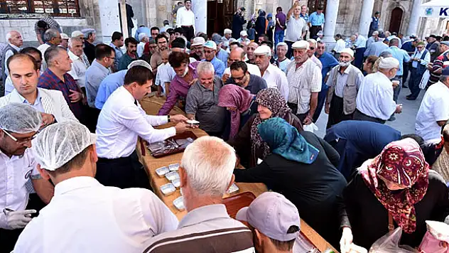 Karatay Belediyesi'nden vatandaşlara aşure ikramı